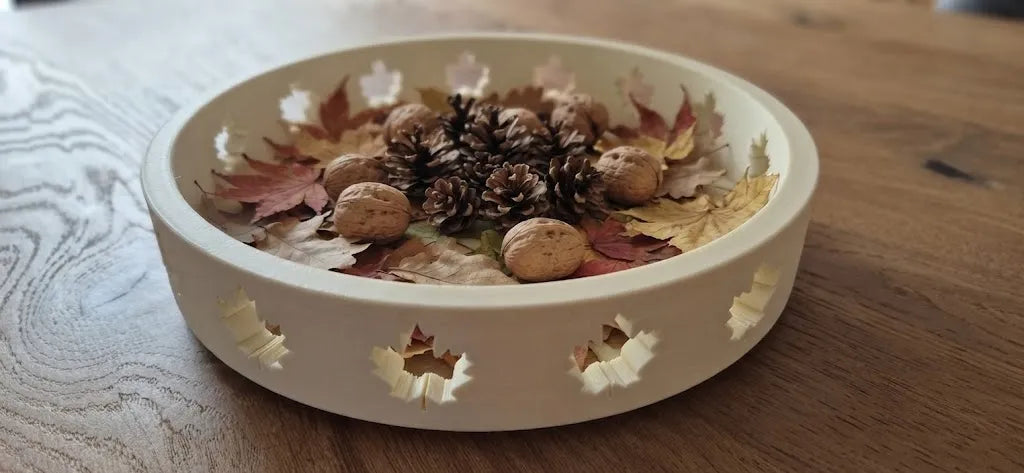 Tavă Decorativă Circulară cu Frunze Decupate „MapleRing Tray” 3D