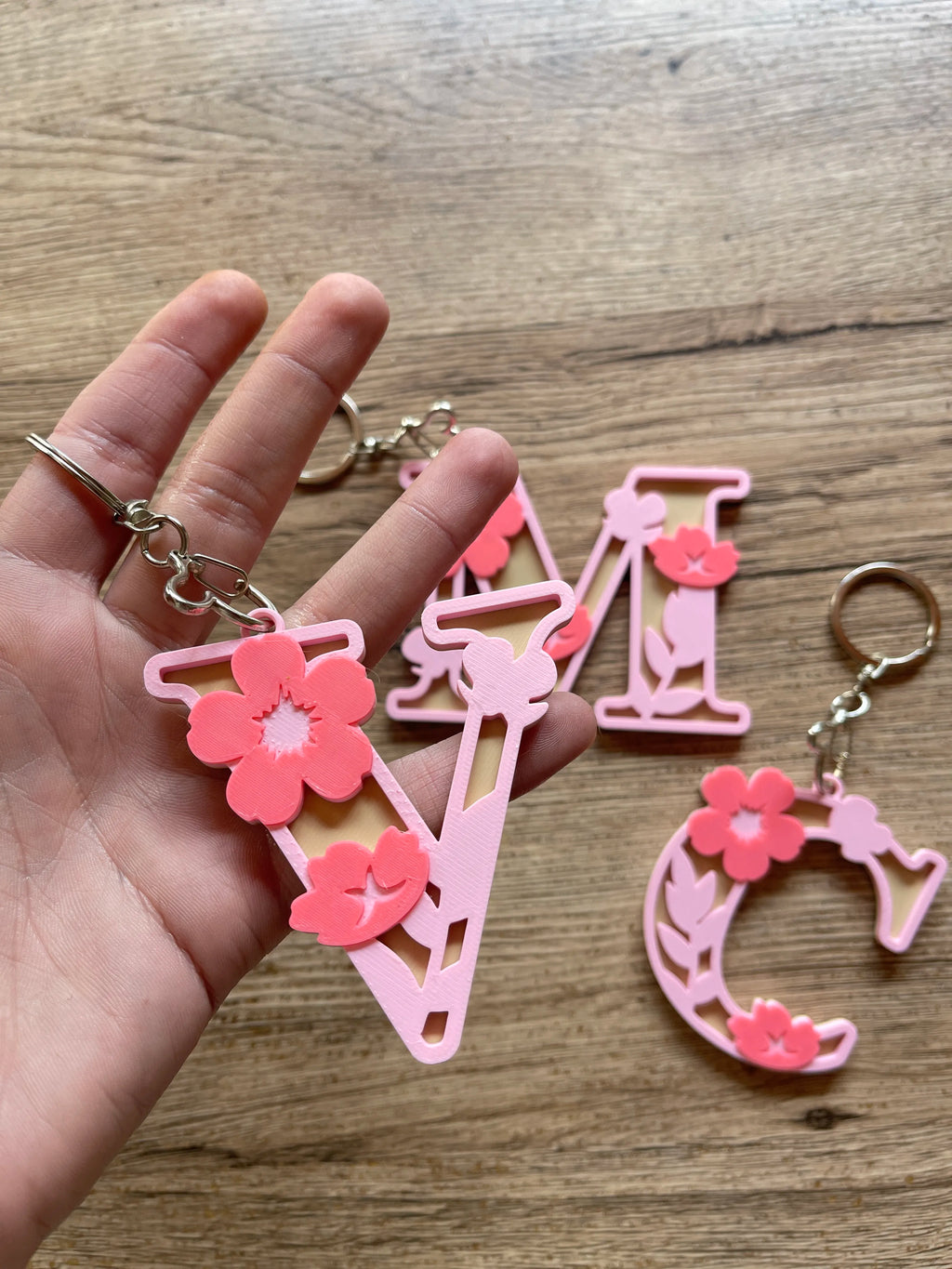 🌸 FloralKey 3D | Breloc Initială Personalizată cu Flori
