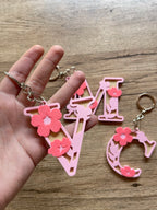 🌸 FloralKey 3D | Breloc Initială Personalizată cu Flori