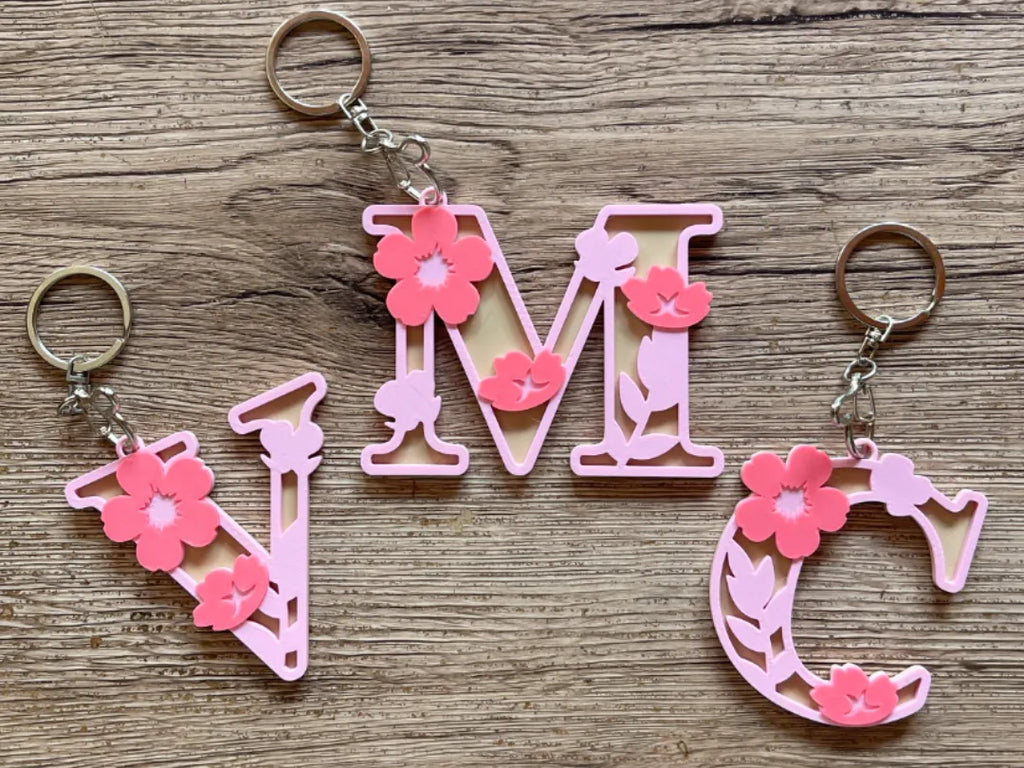 🌸 FloralKey 3D | Breloc Initială Personalizată cu Flori