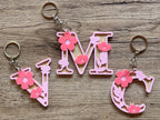 🌸 FloralKey 3D | Breloc Initială Personalizată cu Flori